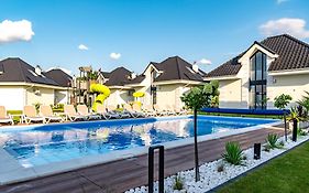 Family Resort Ustka - Domki Dwupoziomowe Z Basenem
