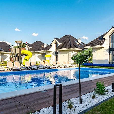 Family Resort Ustka - Domki Dwupoziomowe Z Basenem Exterior foto